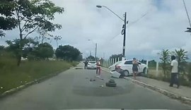 Vizinha fica ferida após ser jogada de cima de carro de guarda municipal