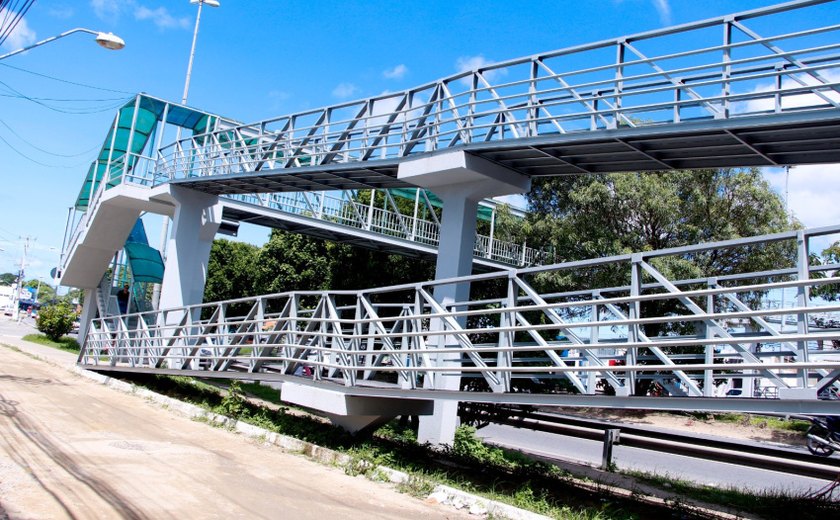 Retirada de passarela fecha trecho da Av. Durval de Góes Monteiro, no domingo (18)