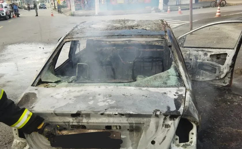 Carro pega fogo e fica destruído no Benedito Bentes, em Maceió