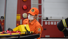 Bombeiros socorrem adolescente vítima de queda de motocicleta