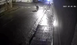 Câmera flagra assalto a mulher em rua deserta de Santana do Ipanema