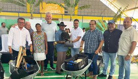 Deputado Paulão entrega 200 kits da agricultura familiar em Maribondo
