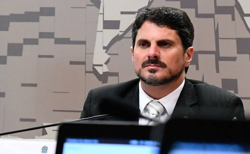 Senador Marcos do Val é levado para colocar tornozeleira eletrônica