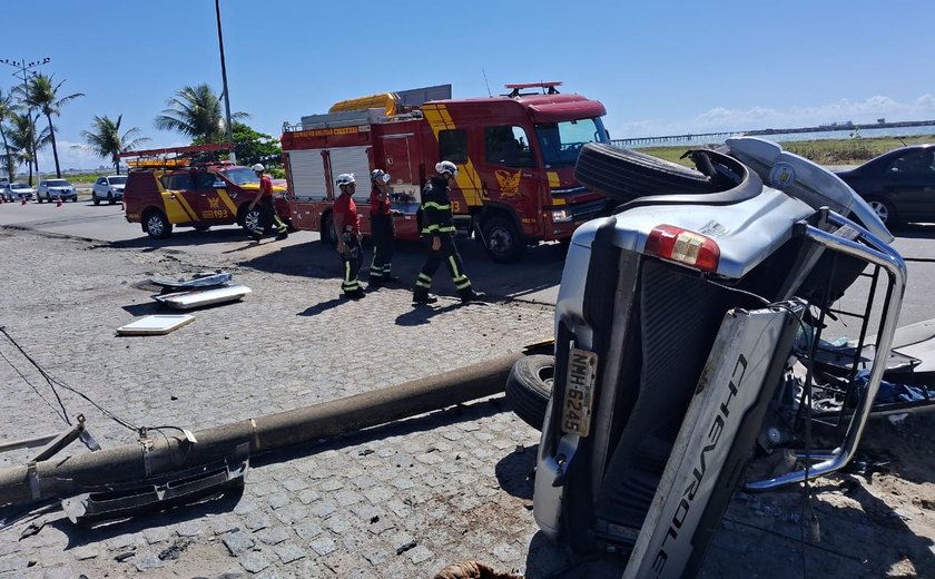 Motorista perde controle do veículo, capota e colide em poste