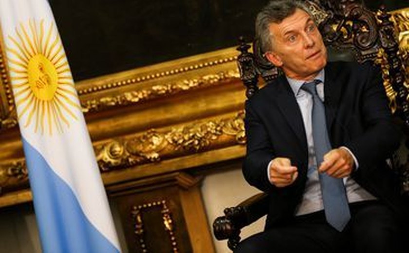 Macri anuncia fim de turbulência no câmbio, mas prevê tempos duros