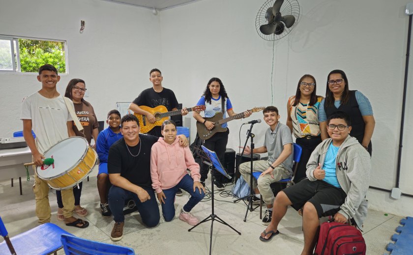 Servidor da Semed transforma rotina escolar de alunos com aulas de música