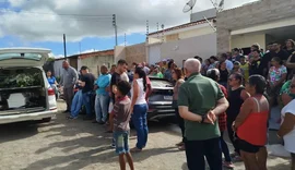 Corpo de criança morta pelo pai, major da PM, é sepultado sob forte comoção