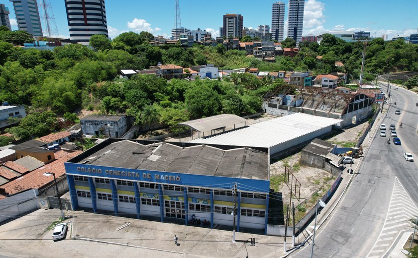 Prédio da CNEC abandonado no bairro do Poço