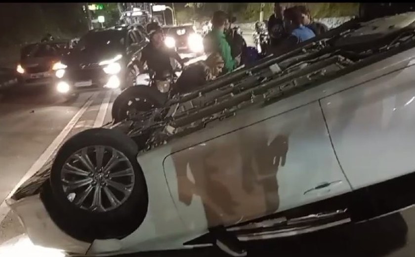 Motorista capota veículo na Leste-Oeste e é preso por embriaguez ao volante