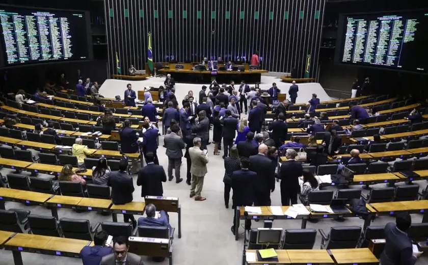 Projeto que aumenta número de deputados para 531 tem urgência aprovada