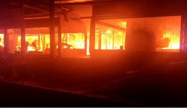 Incêndio atinge entorno do Mercado da Produção e fogo destrói barracas no local