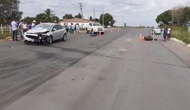 Motociclista sem capacete tenta fazer conversão e morre após colidir em carro na AL-220