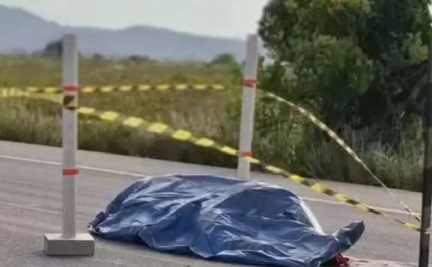 Homem morre ao cair de moto e ser atropelado por carreta na BR-101, em São Sebastião