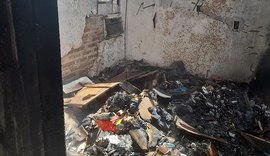 Incêndio destrói cômodos de casa e pertences de moradores na Grota do Rafael