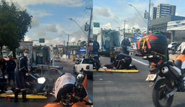Samu atua em socorro a vítima de colisão entre carro, moto e caminhão