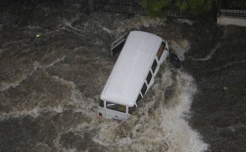 Chuva em São Paulo deixa capital com alagamento e vias interditadas