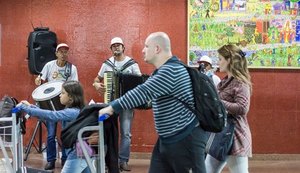 Turistas são recepcionados em Alagoas com forró e coco de roda