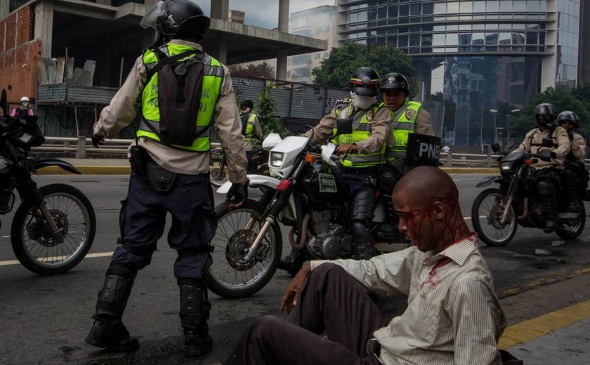 Saques e protestos no centro de Caracas aumentam o clima de convulsão social