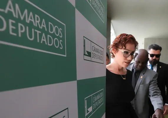 STF julga recurso de Carla Zambelli para anular condenação