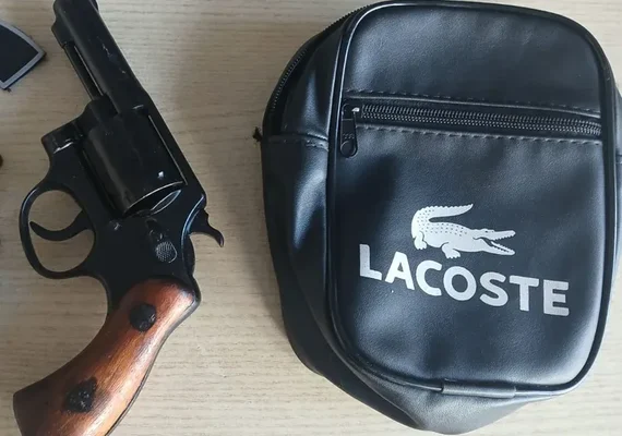Homem é preso por porte ilegal de arma de fogo e munições