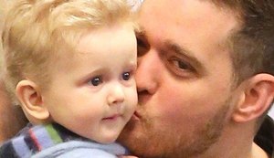 Filho de 3 anos de Michael Bublé está curado do câncer, anuncia família do cantor