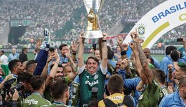 Jair Bolsonaro acompanha vitória do Palmeiras e entrega taça de campeão ao time