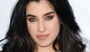 Fifth Harmony posa sem Lauren Jauregui, detida com maconha