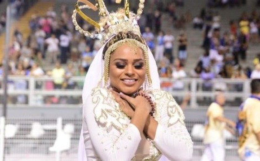 Miss Bumbum usa fantasia de Nossa Senhora em ensaio de escola de samba