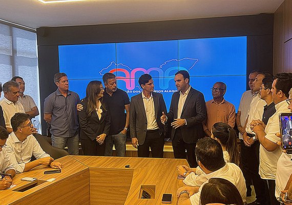AMA reúne gestores e bancada federal para antecipar pauta municipalista da Marcha a Brasília