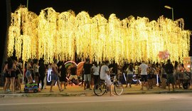 Mesmo reduzida, iluminação de Natal na orla de Maceió atrai grande número de pessoas