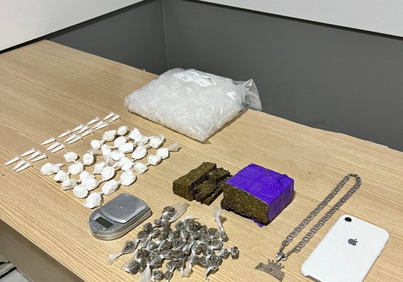 Jovem é preso com maconha e cocaína na Grota do Cigano no Jacintinho
