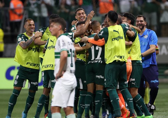 Palmeiras goleia Coritiba em estreia de Endrick e abre 12 pontos na liderança do Brasileirão