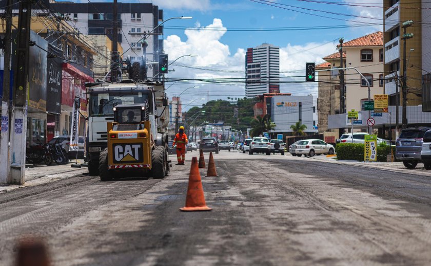 Prefeitura realiza obra de recapeamento na Avenida João Davino, na Jatiúca