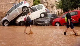 Enchente histórica deixa 64 mortos e forma 'pilhas de carros' em Valência, na Espanha