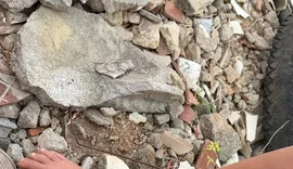 Criança tem perna perfurada por vergalhão em terreno baldio de Arapiraca