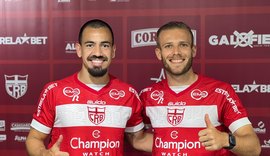 Zagueiros Saimon e Fábio Alemão são apresentados no CT Ninho do Galo