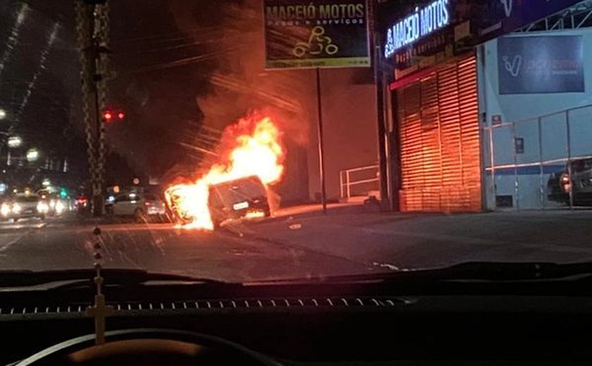 Carro incendeia na Avenida Rotary e assusta população