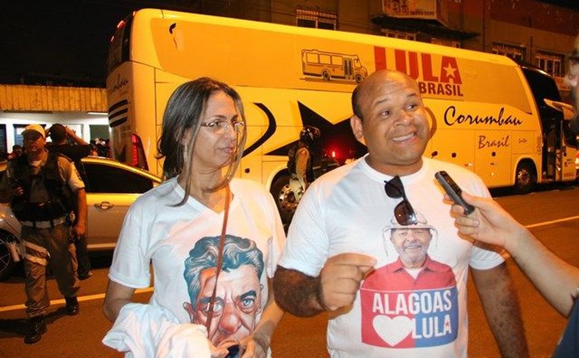 Em Maceió, admiradores tentam registros com ex-presidente Lula