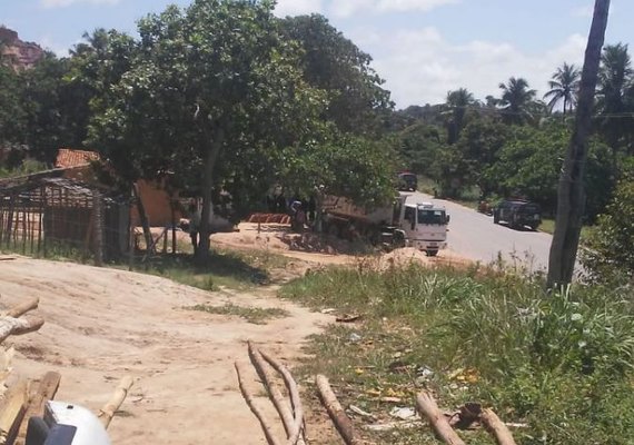 Membros do MLST abandonam terreno ocupado desde 2018 por decisão da Justiça