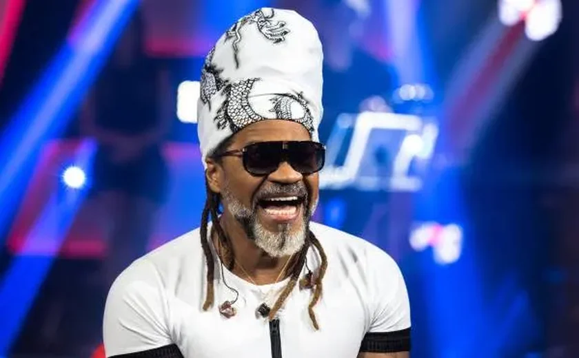 Carlinhos Brown interrompe coro de 'Fora, Bolsonaro' em show e é comparado a Elba Ramalho