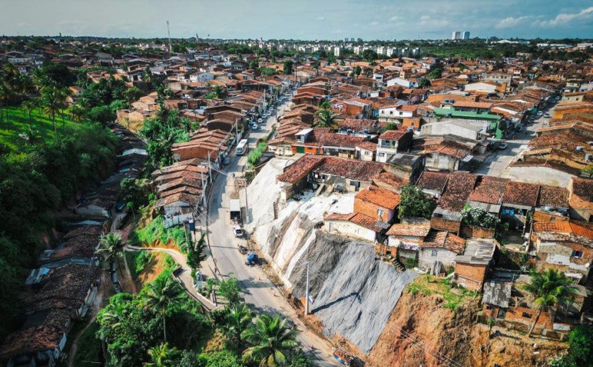 Proteção da ladeira da Chã da Jaqueira está com 50% de obras executadas