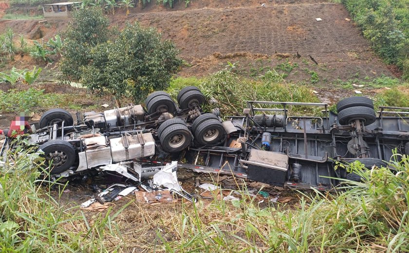 Destombamento de carreta deixa dois sentidos da BR-101 em Joaquim Gomes interditados