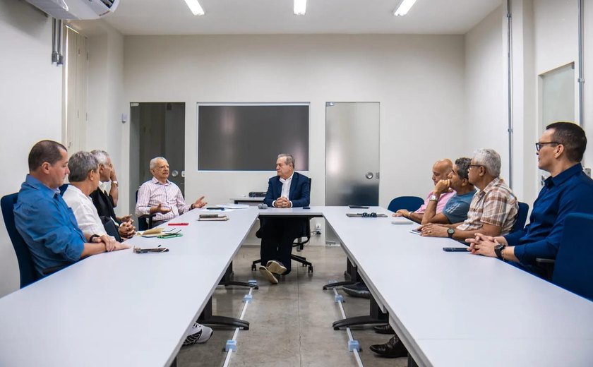 Vice-Governador Ronaldo Lessa recebe lideranças na Sala de Monitoramento