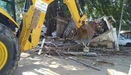 Convívio Social realiza demolição de bancas de revistas abandonadas na Praça Centenário