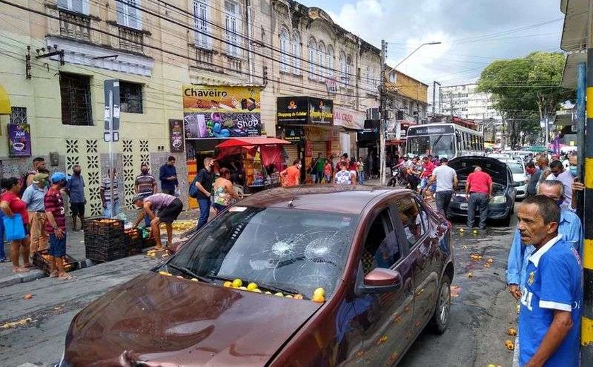 Colisão causa capotamento de veículo em cruzamento na Ponta Verde