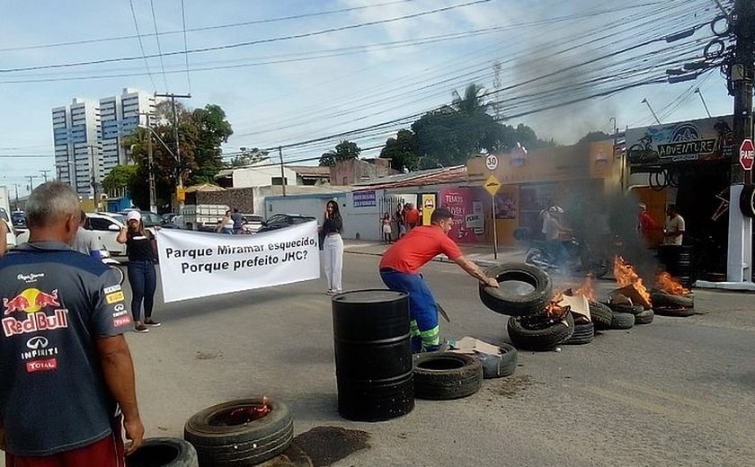 Vídeo: moradores do São Jorge fecham acesso ao bairro em protesto contra a Prefeitura de Maceió