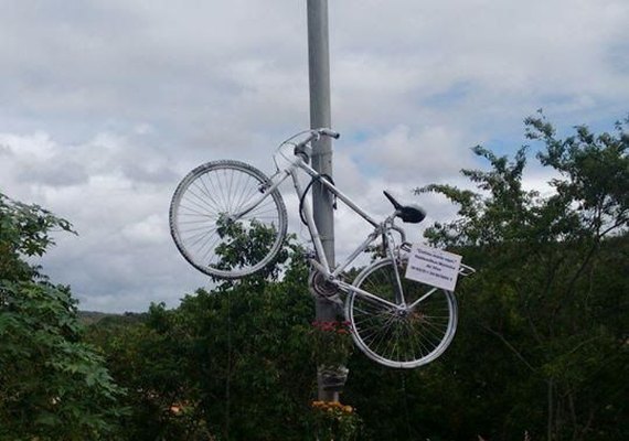 Ciclistas instalam bicicleta fantasma após morte na BR-104