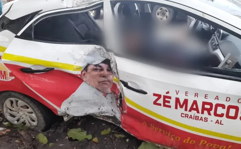 Duas pessoas morrem em grave acidente em carro plotado com foto de vereador