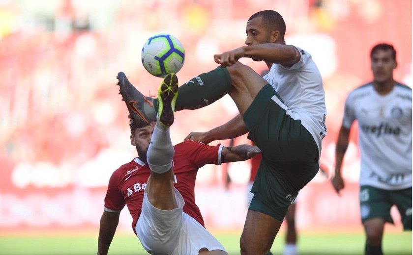 Palmeiras tem gol anulado pelo VAR, empata com Inter e segue a três pontos do Flamengo