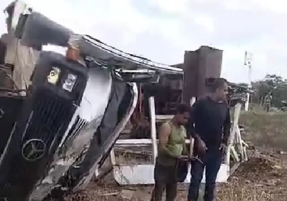 Caminhão com retroescavadeira capota e interdita trecho da AL-220 em Jaramataia